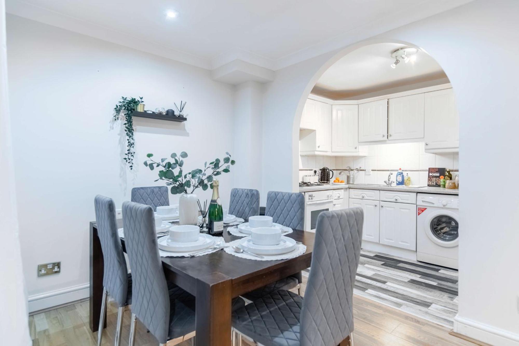 Hébergement de vacances Chic 3-bed Mews Townhouse St John's Wood With Free Wifi Londres