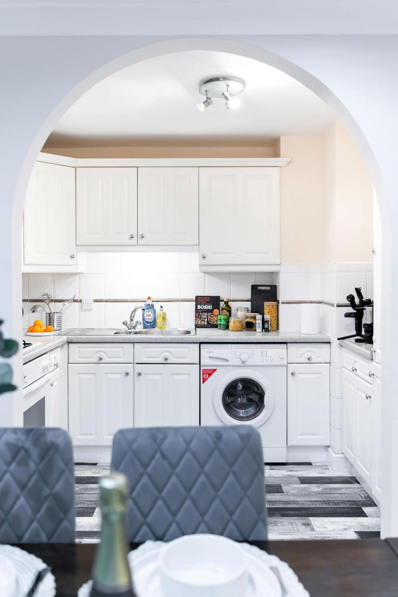 Hébergement de vacances Chic 3-bed Mews Townhouse St John's Wood With Free Wifi Londres