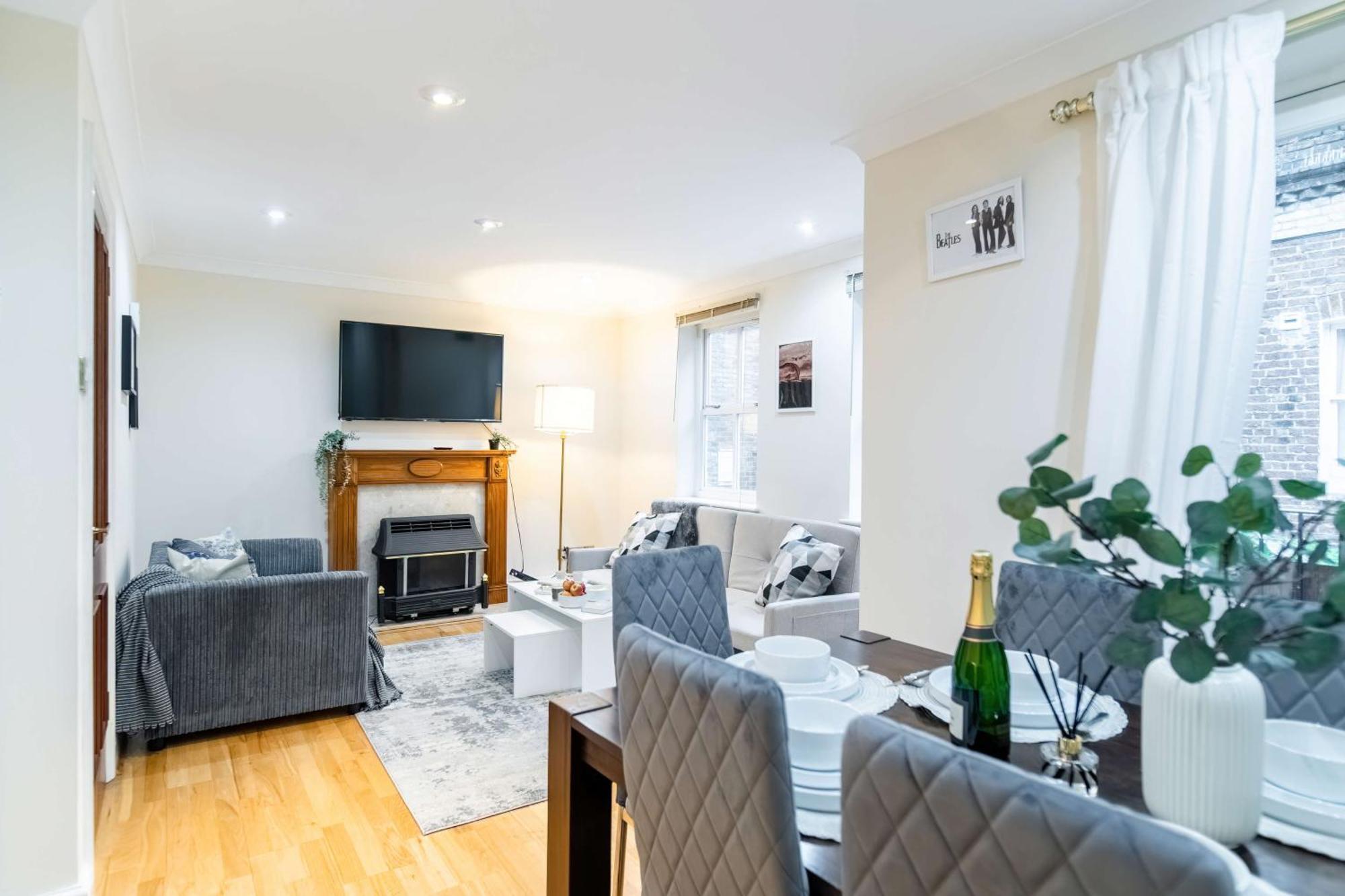 Hébergement de vacances Chic 3-bed Mews Townhouse St John's Wood With Free Wifi *