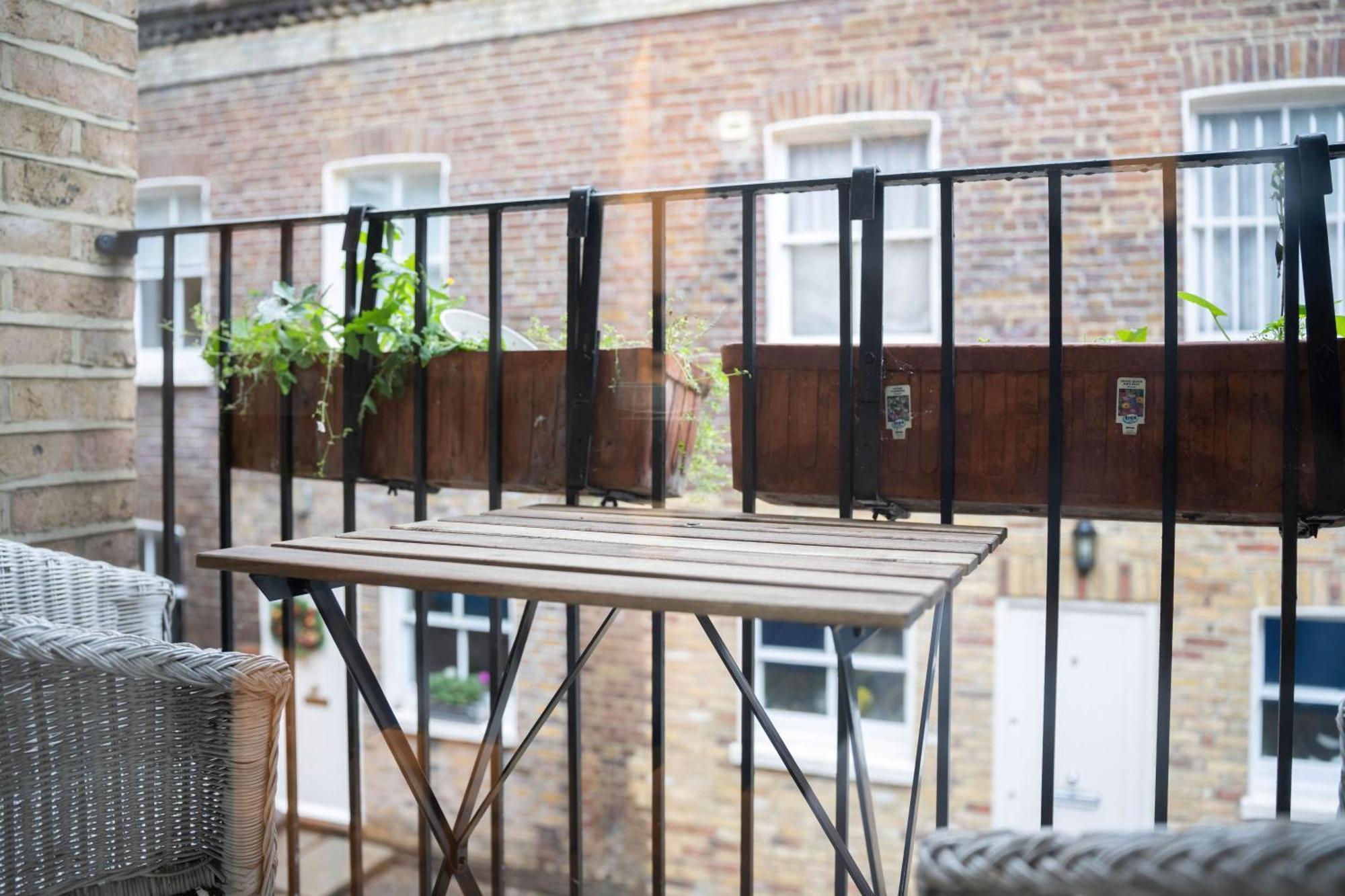 Hébergement de vacances Chic 3-bed Mews Townhouse St John's Wood With Free Wifi Londres